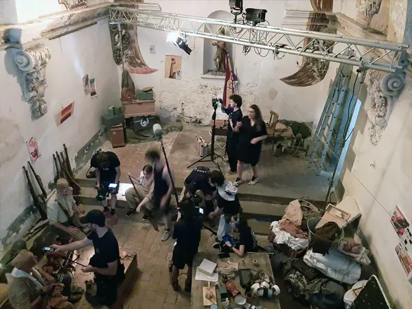 Vista cenital de un equipo de producción audiovisual grabando una escena sobre la Guerra Civil Española, con el asesoramiento histórico de varios miembros de GRH El Comité que supervisan el rodaje.