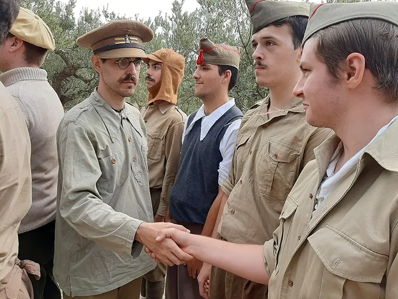 El saludo militar: un código de respeto y disciplina que se mantenía incluso en las condiciones más precarias del frente