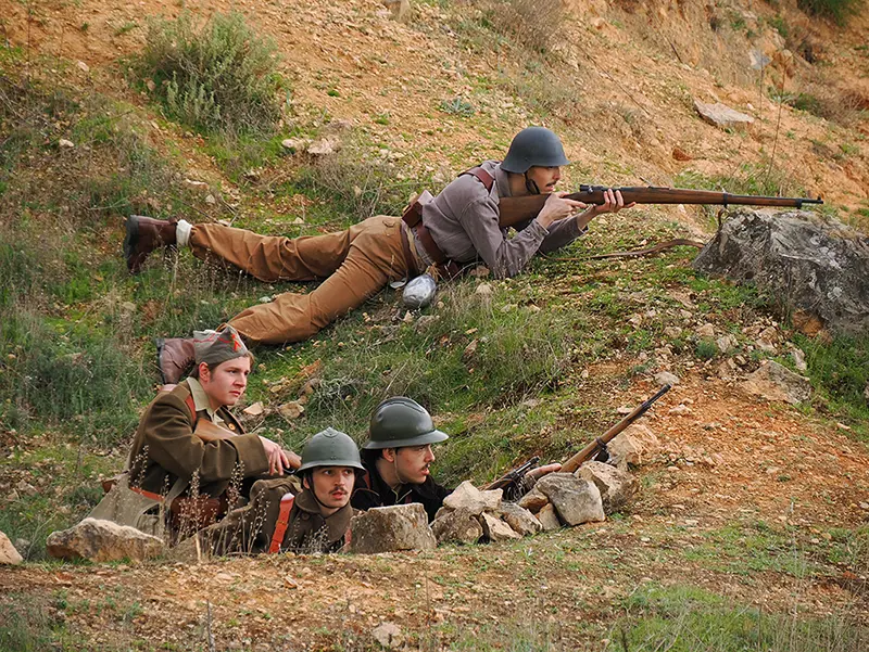 Recreadores de El Comité en posición defensiva durante la recreación de la batalla del Jarama en Morata de Tajuña, representando a la 24.ª Brigada Mixta del ejército republicano.