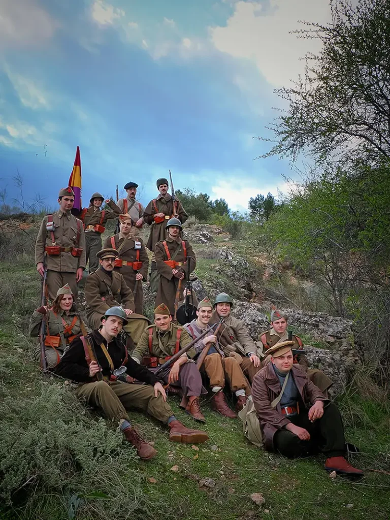 Foto de grupo de los recreadores de El Comité como soldados de la 24.ª Brigada Mixta del ejército republicano en la recreación de la batalla del Jarama, Morata de Tajuña 2026.