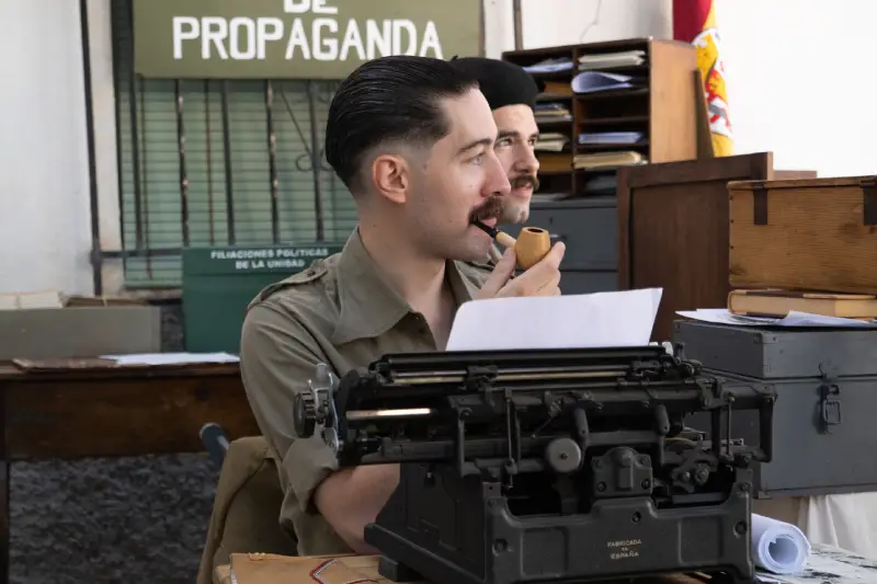 Recreadores caracterizados como oficiales de propaganda en una oficina de filiaciones políticas de la Guerra Civil española