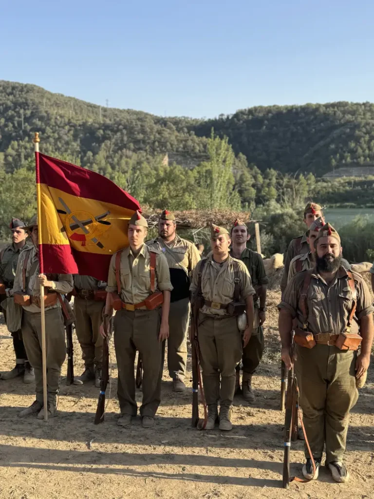 Formación de recreacionistas portando la bandera durante los actos de la recreación.