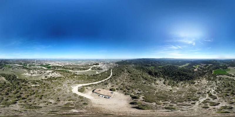 panoramica-sierra-alcubierre-pre-incendio Una vista panorámica de la Sierra de Alcubierre en abril de 2023. Esta imagen captura la topografía ondulada y la vegetación de matorral bajo y pinar que, aunque hermosa, se convirtió en combustible, amenazando las líneas de trincheras que el artículo describe.